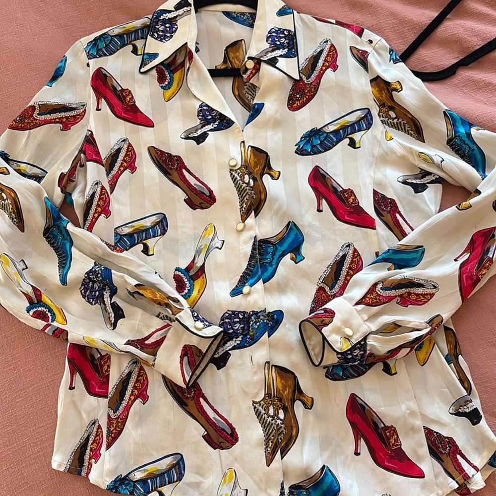 Vintage shoe shirt, no size but fits me and I'm typically a medium